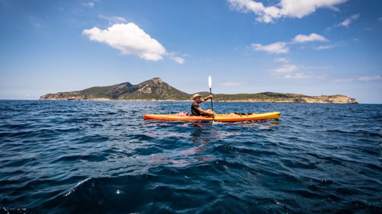 Deportes acuáticos en el puerto de Sóller en Mallorca: kayak, paddle surf y snorkel